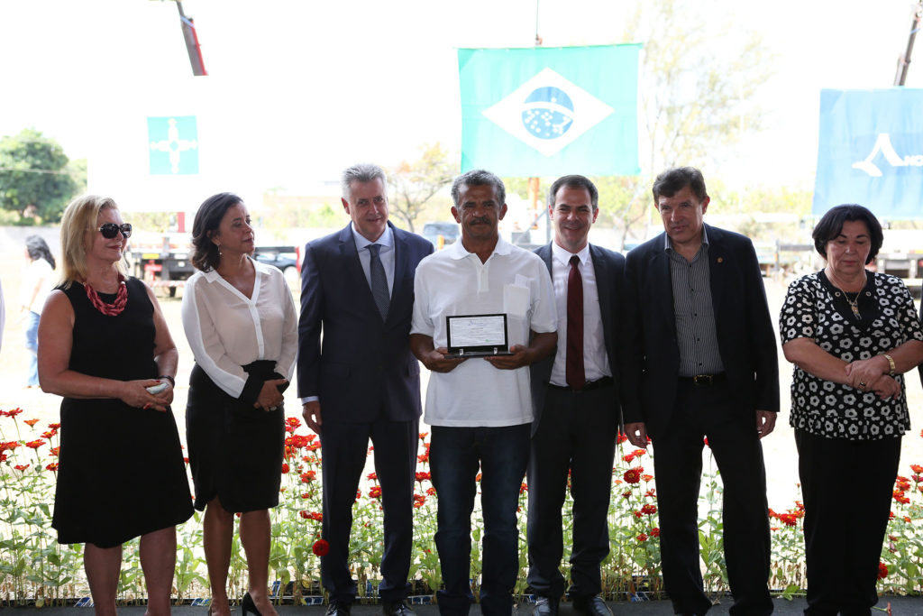 Acompanhado da esposa e colaboradora do governo, Márcia Rollemberg, o governador Rodrigo Rollemberg entregou placa comemorativa pelos 35 anos de dedicação do funcionário Braz Alves Cordeiro.