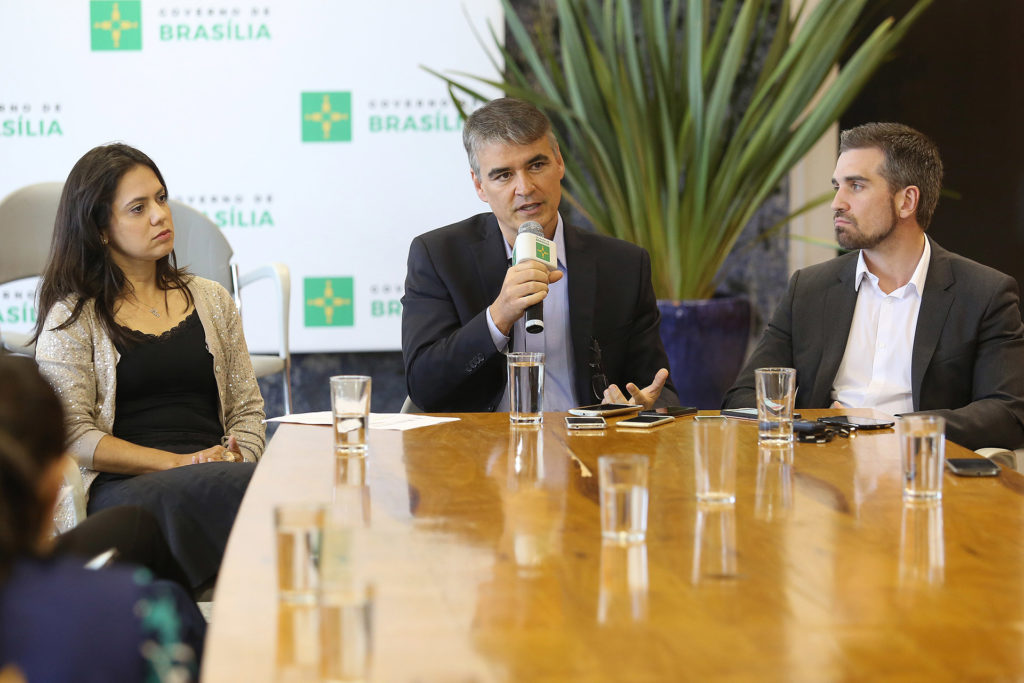 A procuradora-geral do Distrito Federal, Paola Aires Corrêa Lima, o chefe da Casa Civil, Sérgio Sampaio, e o secretário de Saúde, Humberto Fonseca, em entrevista coletiva nesta sexta-feira (7). 