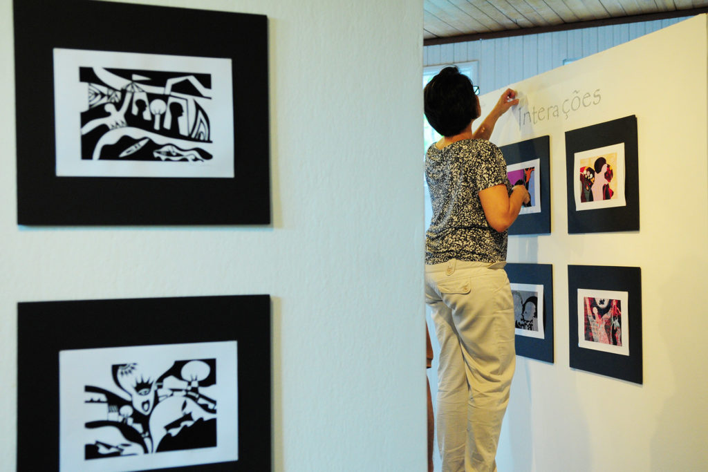 Montagem da exposição, Infografias em três tempos, de Alexandre França Ricciardi. Foto: Pedro Ventura/Agência Brasília