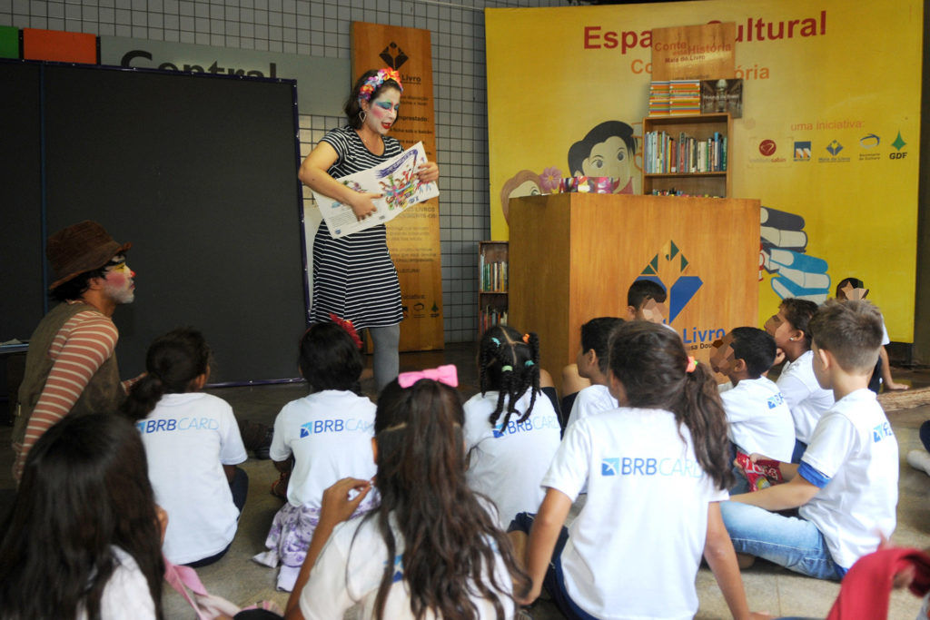  Crianças da Creche Casa Azul, do Riacho Fundo II, participaram de momento literário com contação de histórias.