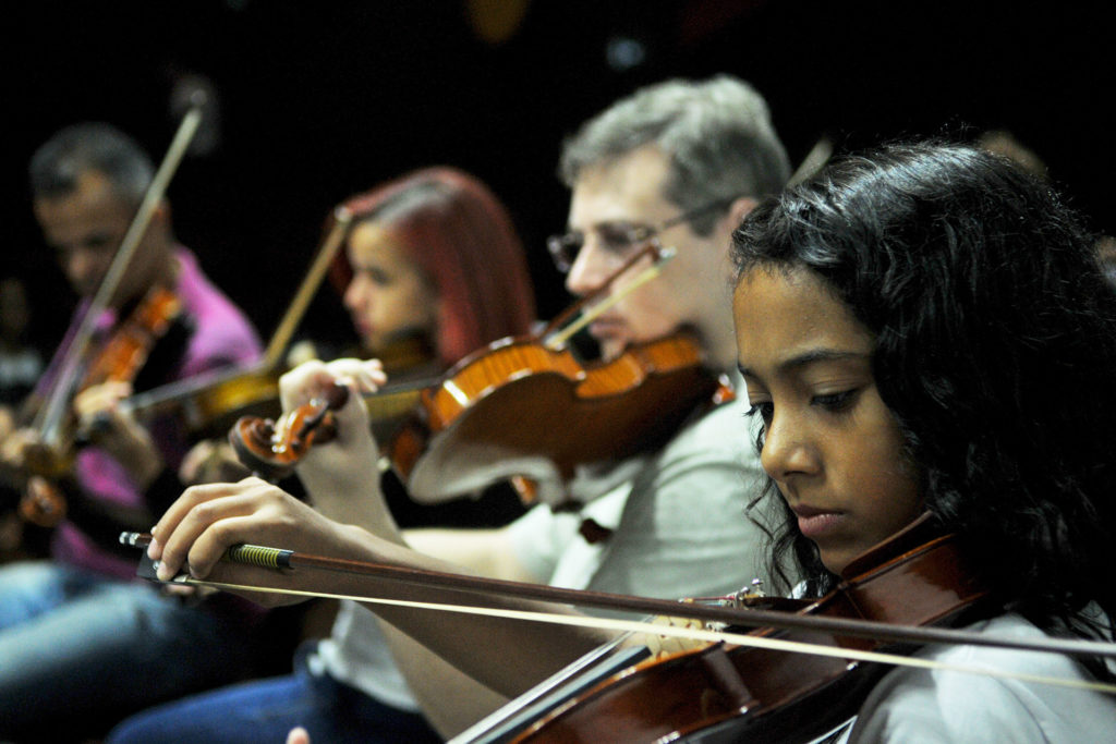 Foram dois encontros preparatórios com a orquestra, mas cada grupo escolar ensaia com frequência.