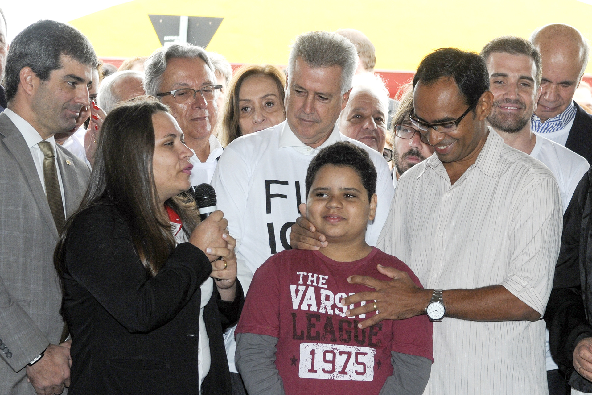 O garoto Eduardo Augusto Alves Batista, que recebeu tratamento no Hospital da Criança, junto aos seu pais, Ana Maria Batista Alves e Márcio Sandro Alves da Silva.