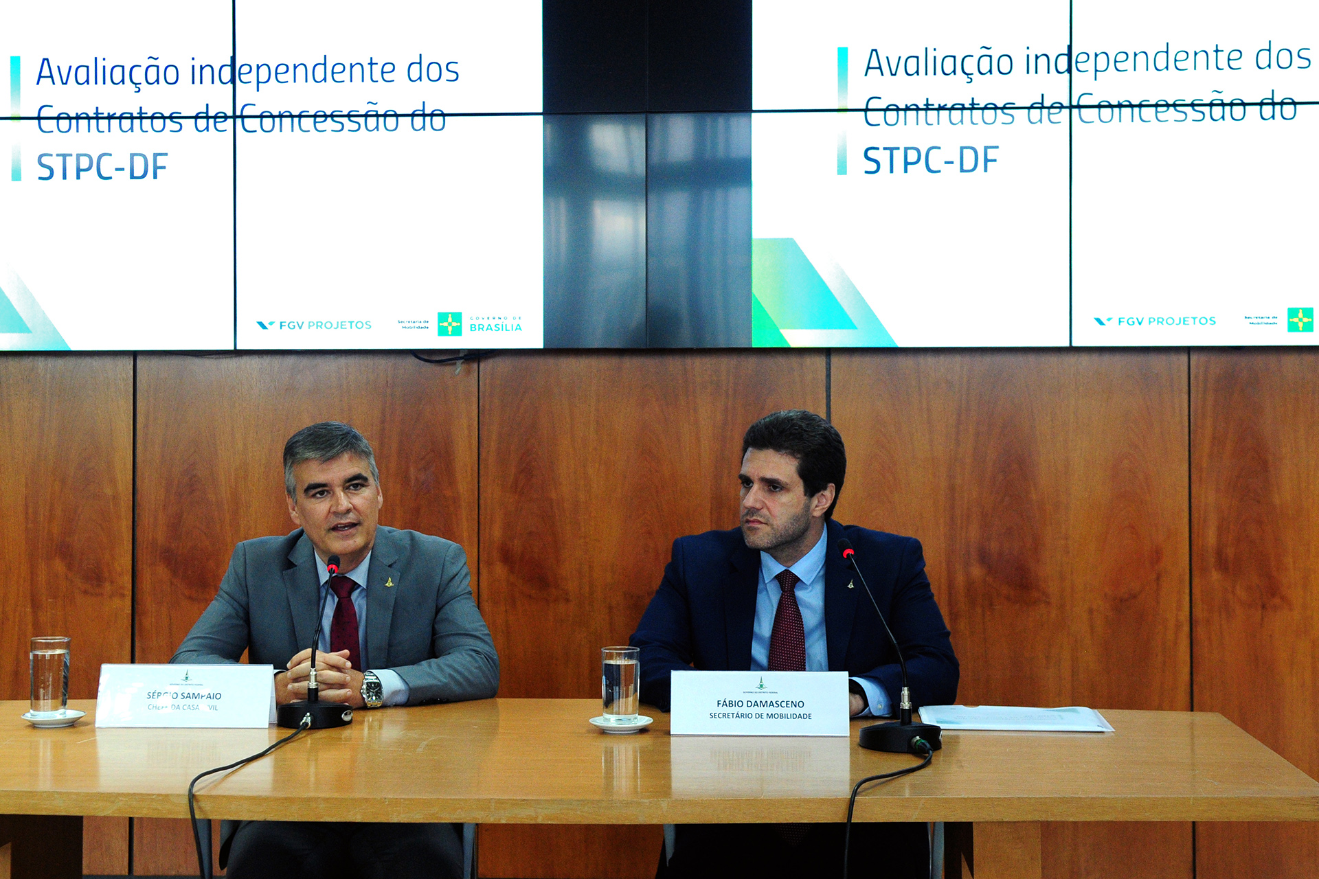 O chefe da Casa Civil, Sérgio Sampaio, e o secretário de Mobilidade, Fábio Damasceno, em entrevista coletiva no Palácio do Buriti