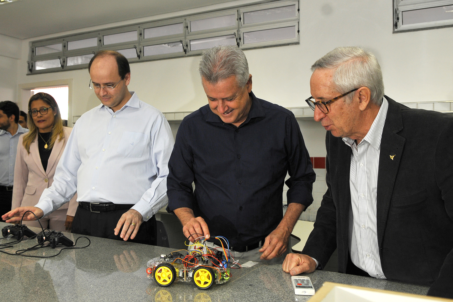 Após a cerimônia de inauguração, governador Rodrigo Rollemberg visitou estrutura da Escola Técnica onde funciona o projeto de robótica