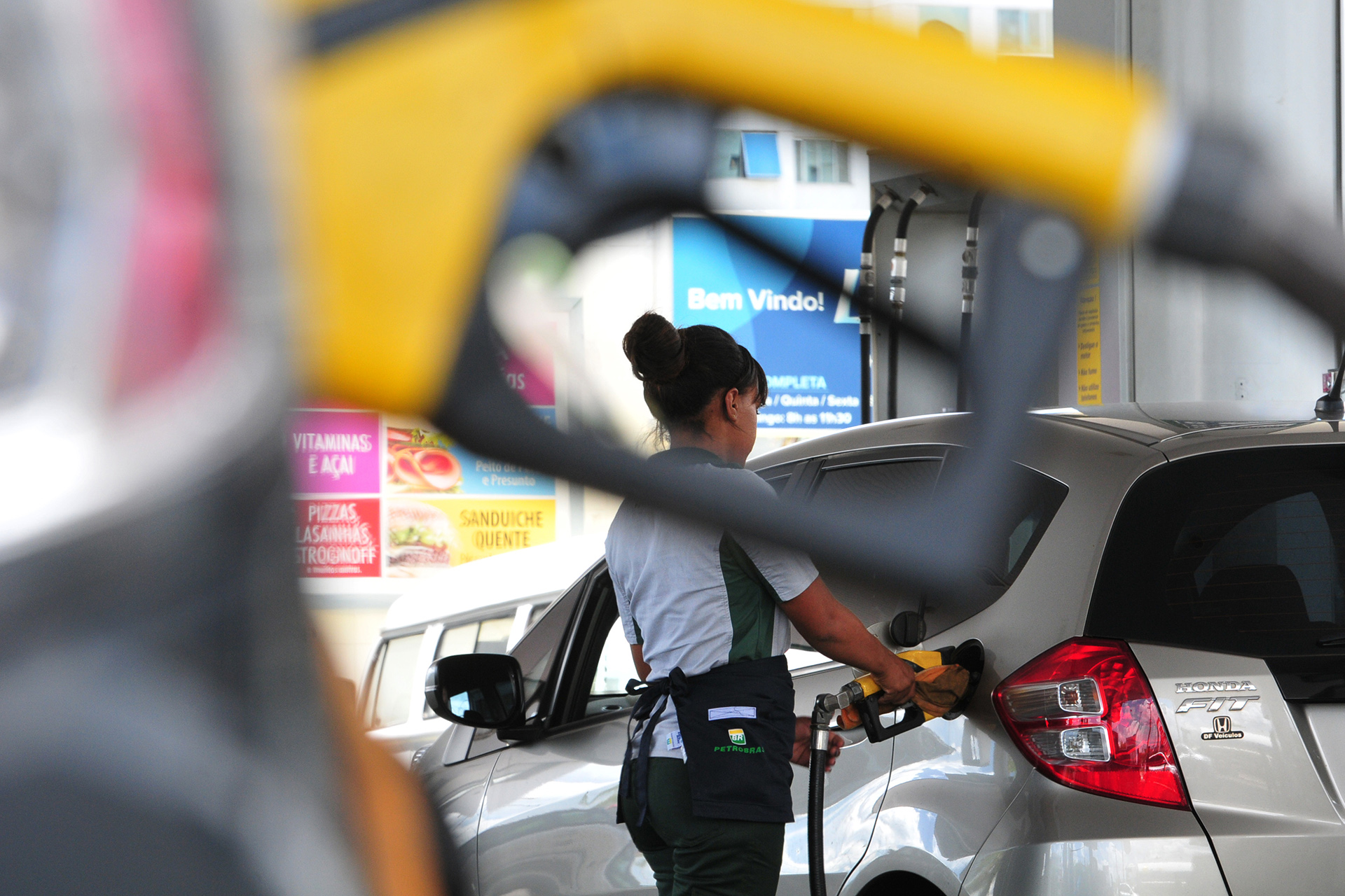 Litro da gasolina está a R$ 3,45 na refinaria e a R$ 4,22 na distribuidora. Do diesel, a R$ 2,82 a 3,30, respectivamente. Do etanol, a R$ 2,86 na distribuidora — o preço na destilaria será divulgado nesta semana