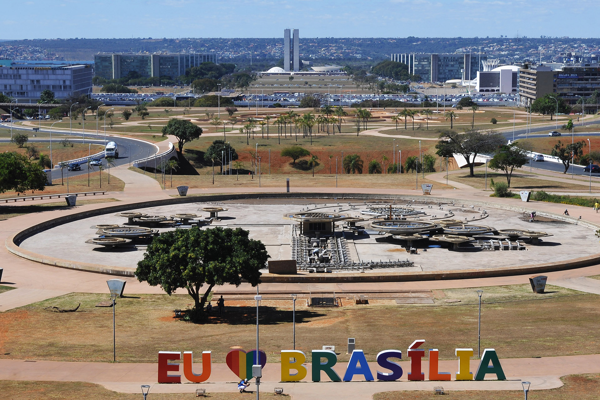 O letreiro Eu amo Brasília em frente à Torre de TV ganhou as cores do arco-íris. A mudança temporária com adesivos coloridos faz parte das comemorações do Dia Internacional da Visibilidade LGBTQI (Lésbicas, Gays, Bissexuais, Transexuais, Transgêneros, Queers e Intersexuais), celebrado na quinta-feira (28).