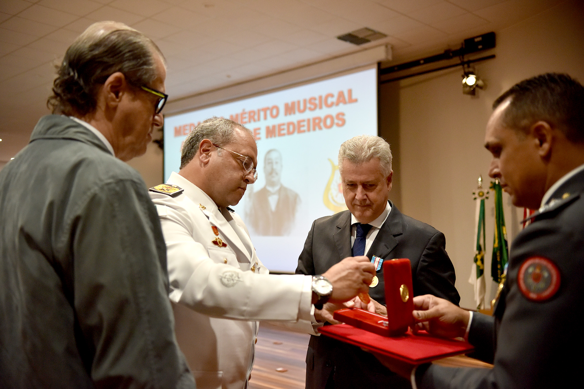 Contribuições à banda do CBMDF são reconhecidas com medalha de mérito