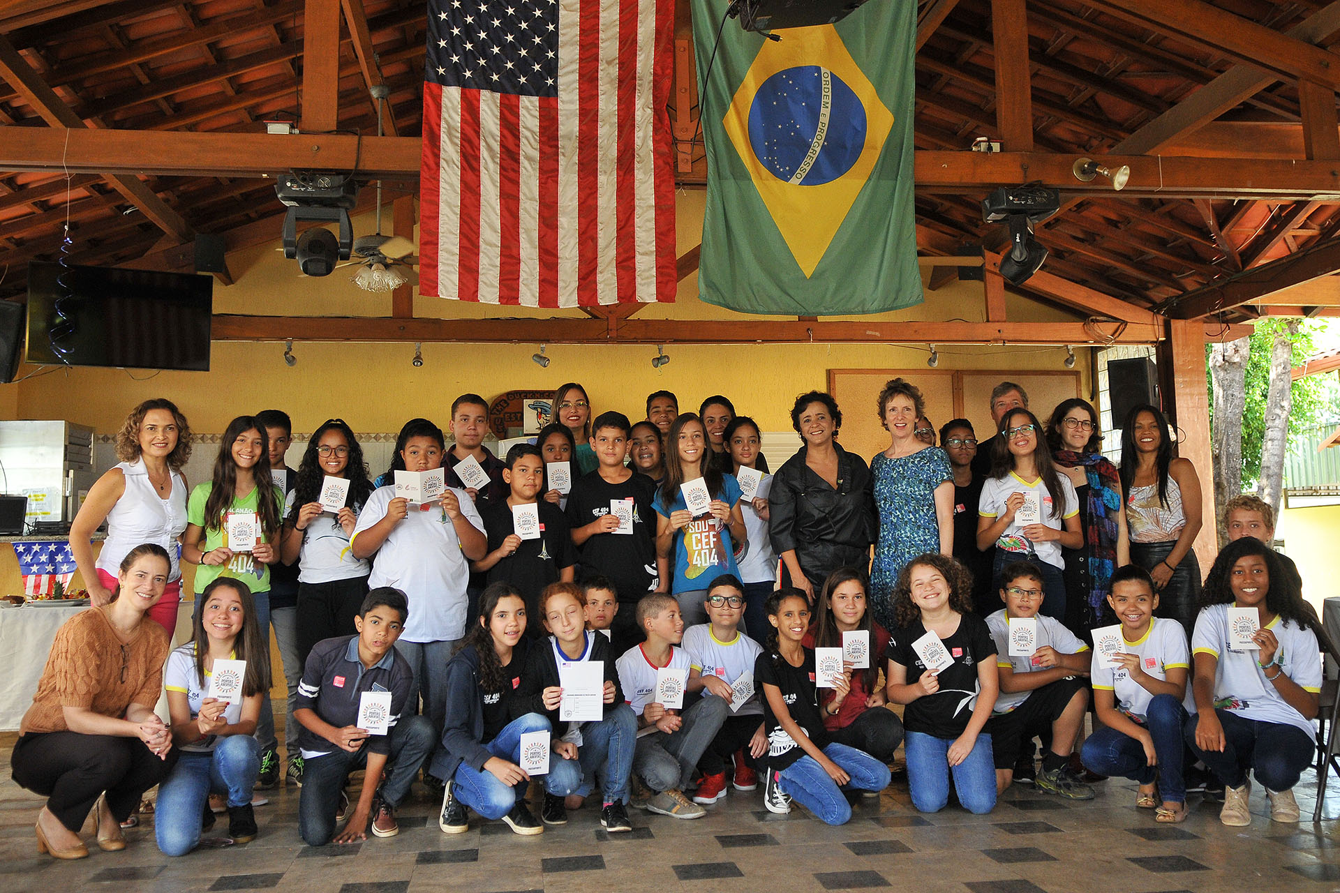 Com passaporte em mãos, cerca de 30 alunos do 6º e do 7º ano do Centro de Ensino Fundamental 404 de Samambaia conheceram um pouco mais da cultura dos Estados Unidos da América.