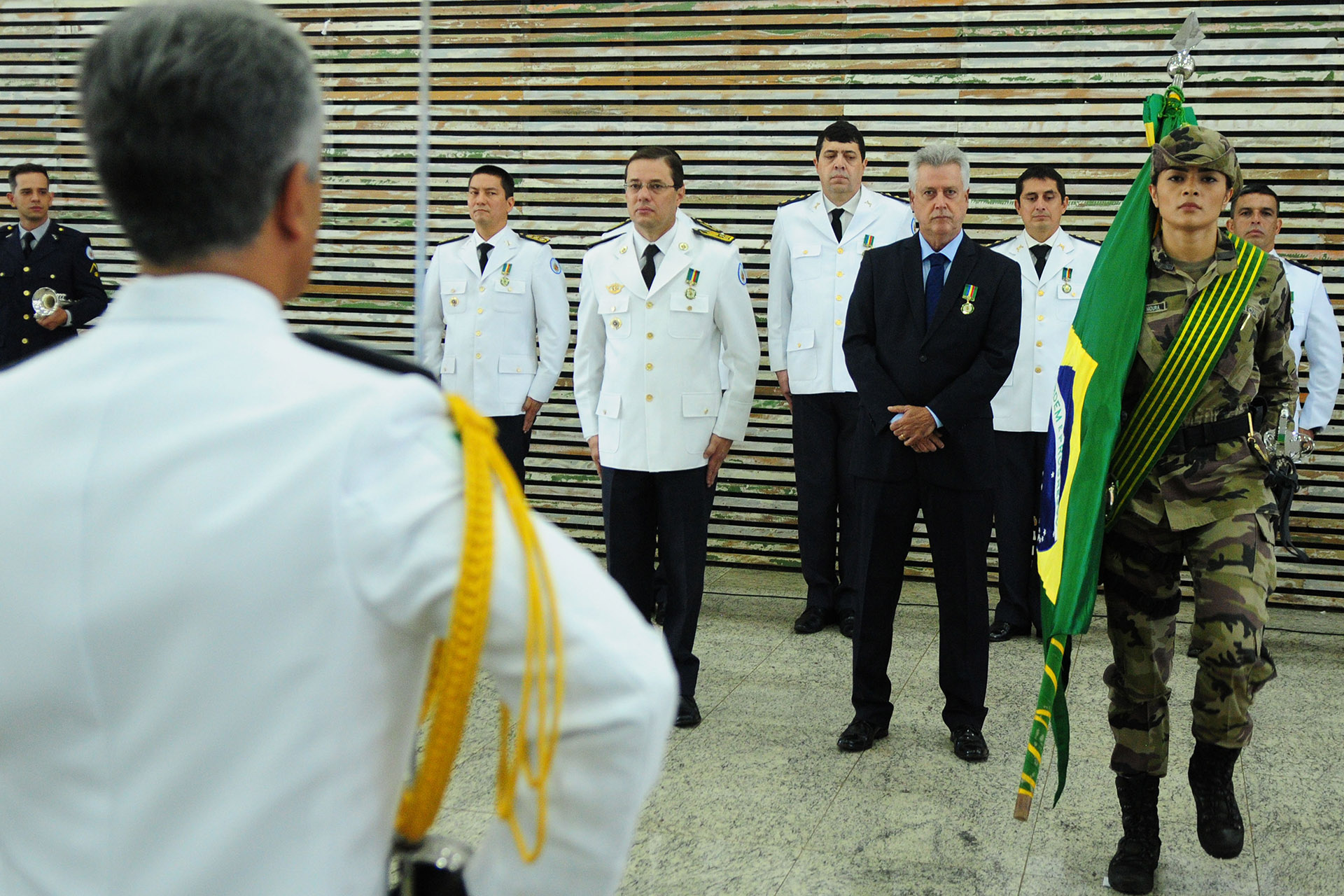 Mais de 100 civis e militares foram agraciados nesta quarta-feira (14) com Medalha Mérito Ambiental da Polícia Militar do Distrito Federal (PMDF). Governador de Brasília, Rodrigo Rollemberg participou da solenidade.