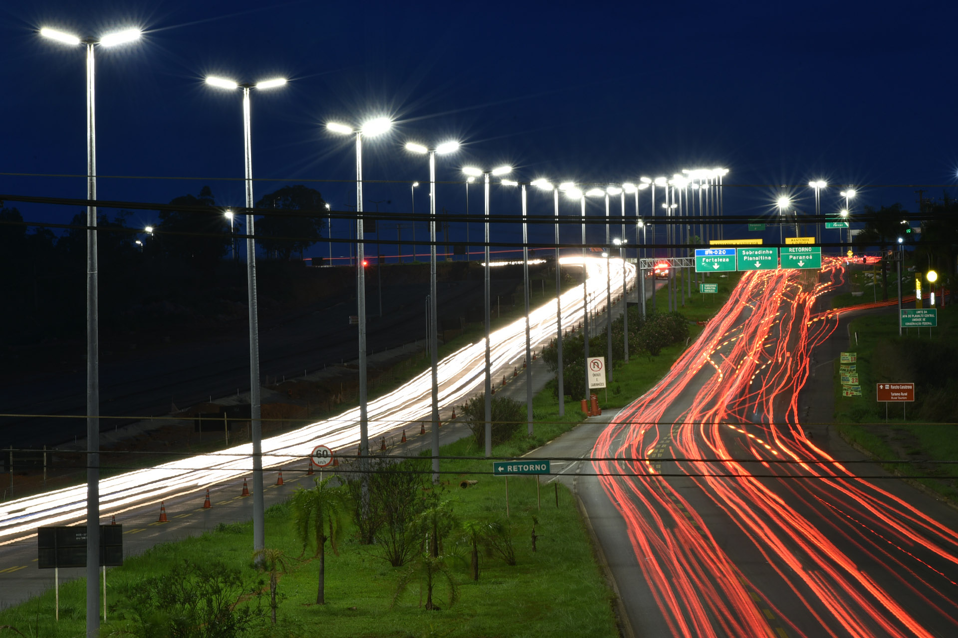 Até o fim de 2018, 14.214 luminárias de LED (diodo emissor de luz, em português) estarão instaladas em áreas públicas do Distrito Federal. A troca de lâmpadas convencionais pelo modelo mais econômico faz parte do programa Ilumina Mais Brasília, iniciado em março deste ano.