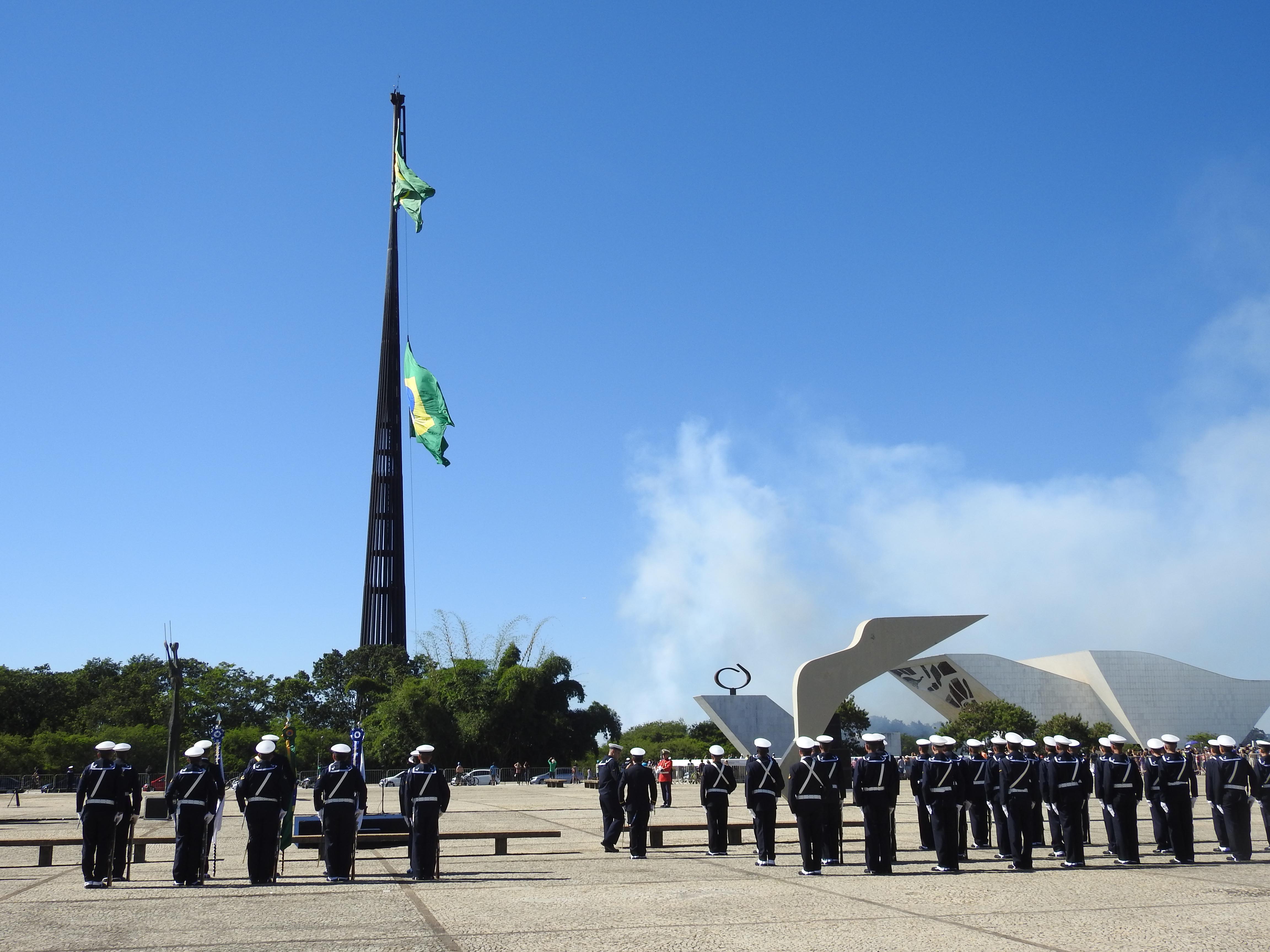Brasília 02.06.2019//Cerimônia da troca da bandeira na Praça dos Três Poderes.Foto Luís Tajes/Setur-DF