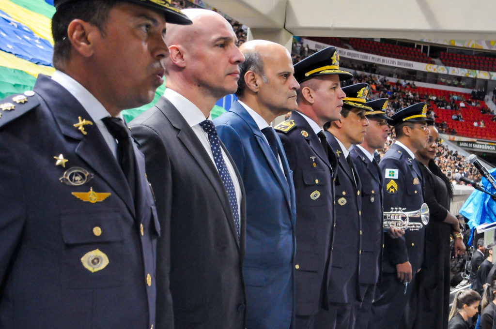 O governador em exercício, Paco Britto, com autoridades da Polícia Militar. Foto: Vinícius de Melo / Agência Brasília 