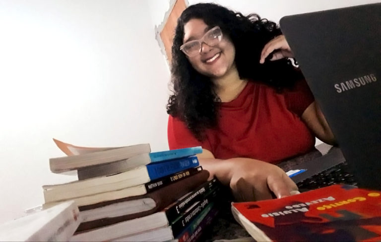A estudante do Cemi do Gama Bruna Rodrigues Alves Peres, 18 anos, está no 3º ano do ensino médio e utiliza o Google Sala de Aula com frequência. Foto: Divulgação