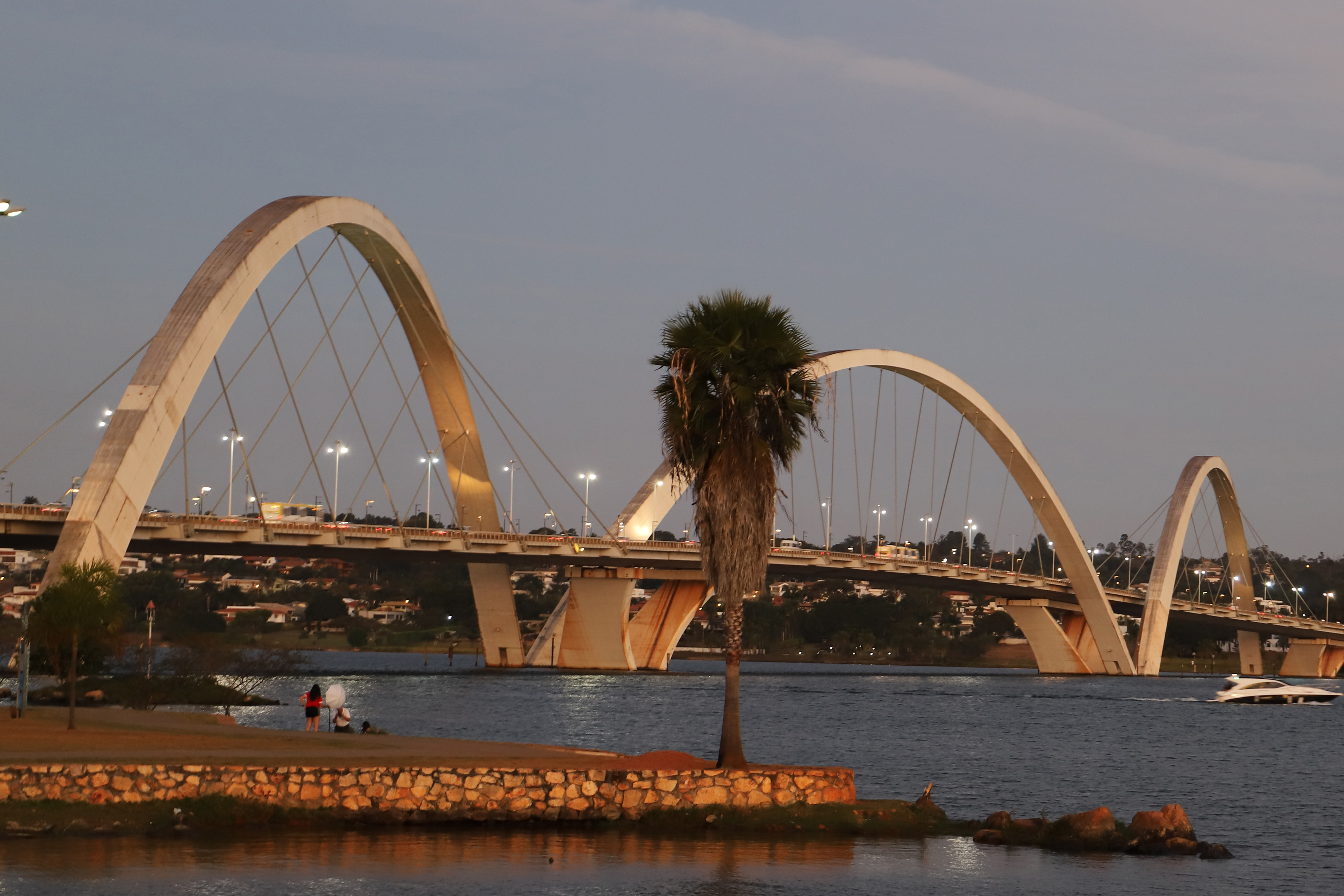 Brasília.Ponte JK e Lago Paranoá.Foto Luís Tajes/Setur-DF