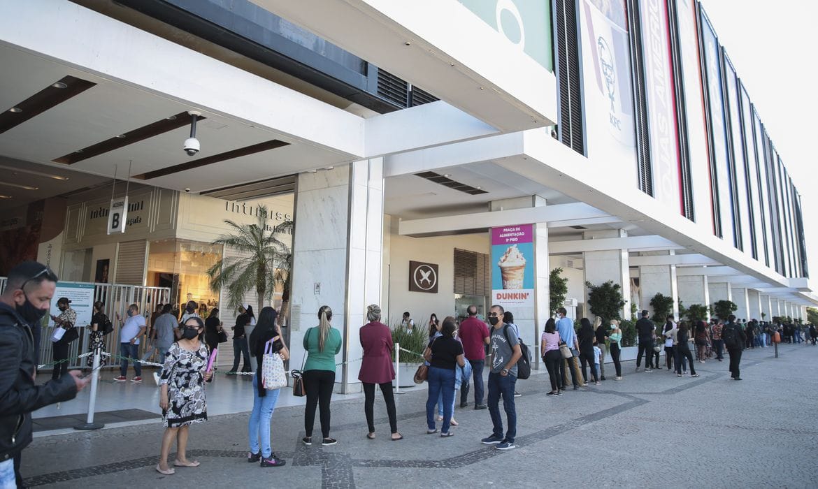 Shoppings e comércio de rua com horários ampliados – Agência Brasília
