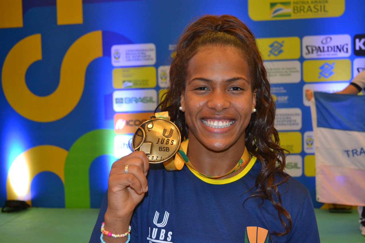 Ana Luiza França ganhou a medalha de ouro na luta profissional | Foto: Divulgação/Secretaria de Esporte e Lazer
