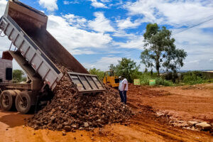 O problema está sendo resolvido com a colocação de resíduos da construção civil doados pelo SLU, que facilita a circulação de veículos na via