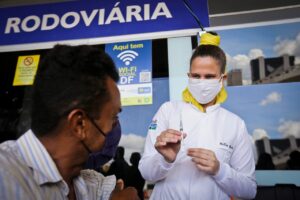 Hellen Rocha, estudante de enfermagem da UnB, considera “gratificante” participar de mais um Dia D de vacinação| Fotos: Breno Esaki/Agência Saúde-DF