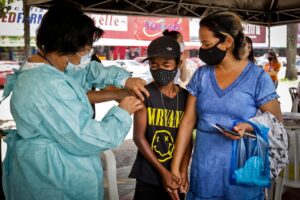 Maria Rita, mãe de Phelipe, aproveitou o ponto instalado na Feira Central de Ceilândia para vacinar o filho, estudante de 12 anos