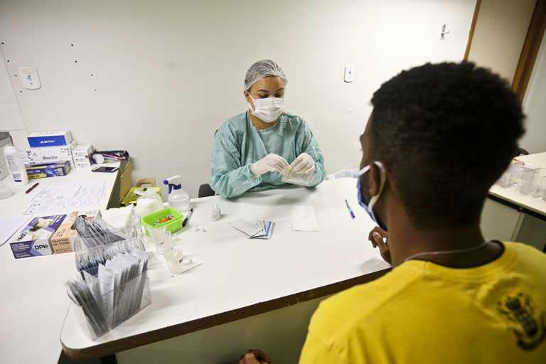 O teste rápido para diagnóstico de HIV/Aids pode ser feito nas Unidades Básicas de Saúde (UBSs) e também no Centro de Testagem e Aconselhamento (CTA), na Rodoviária (foto)| Foto: Breno Esaki/Agência Saúde