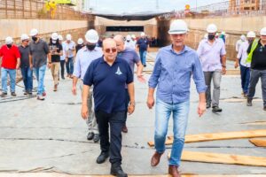 Governador Ibaneis Rocha conferiu andamento da maior obra em construção no DF. Fotos: Renato Alves/Agência Brasília
