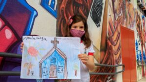 Maria Luíza, de 8 anos, diz que gosta de morar em Planaltina porque tem vários amigos na cidade e escolheu desenhar um importante monumento histórico: a Capela São Sebastião