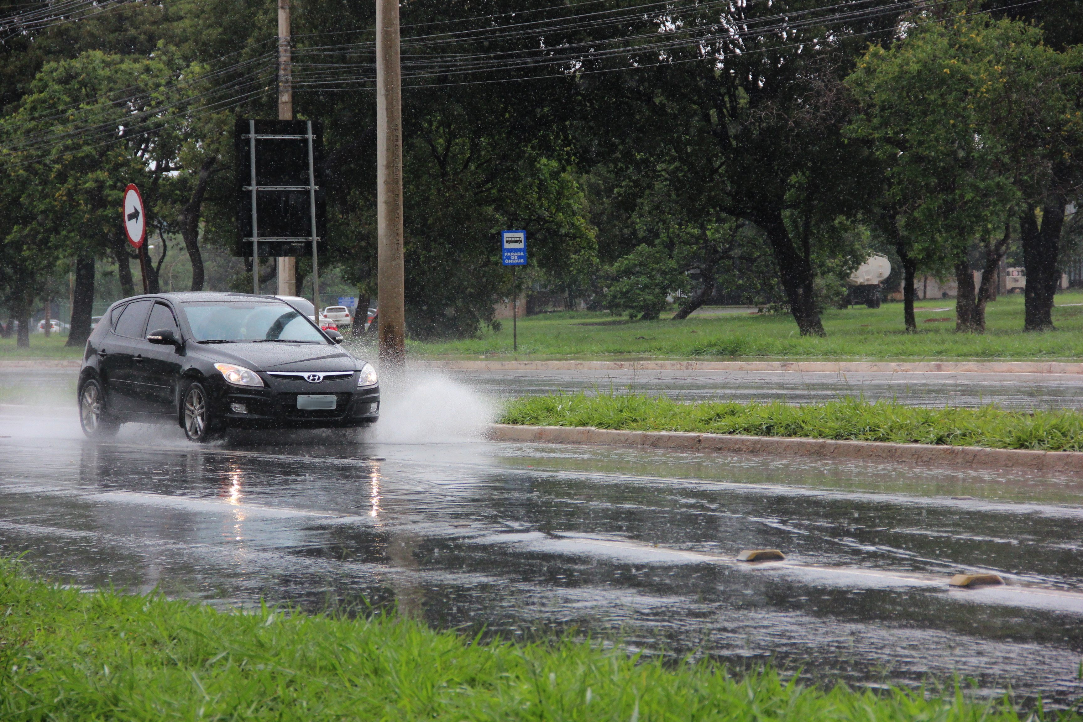 Atenção ao conduzir deve ser redobrada durante a temporada chuvosa | Foto: Vanessa Olinto/Detran