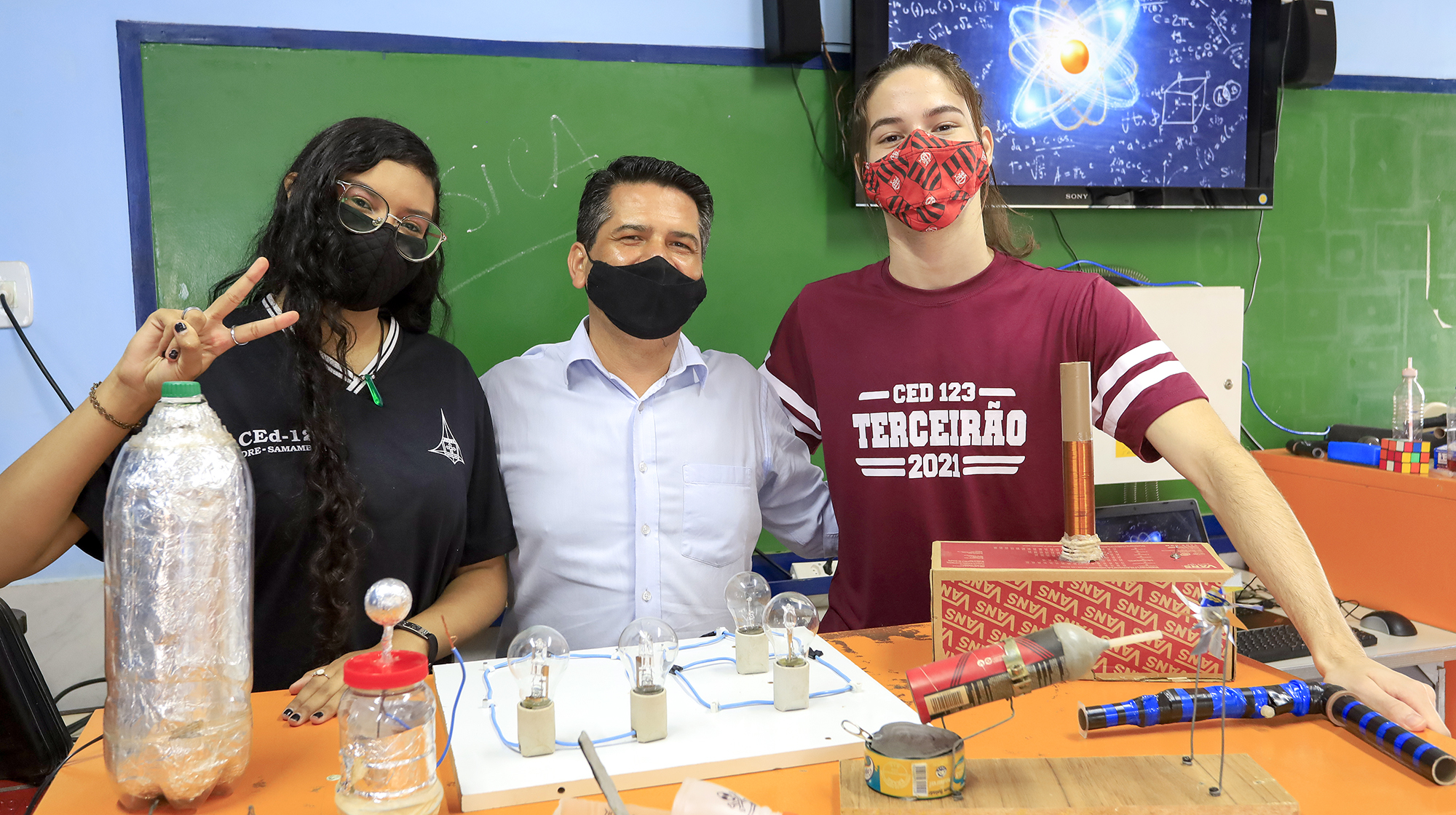 O professor Vinicius entre os alunos Gabriela e Alex: experimentos criativos | Foto: Álvaro Henrique/SEE