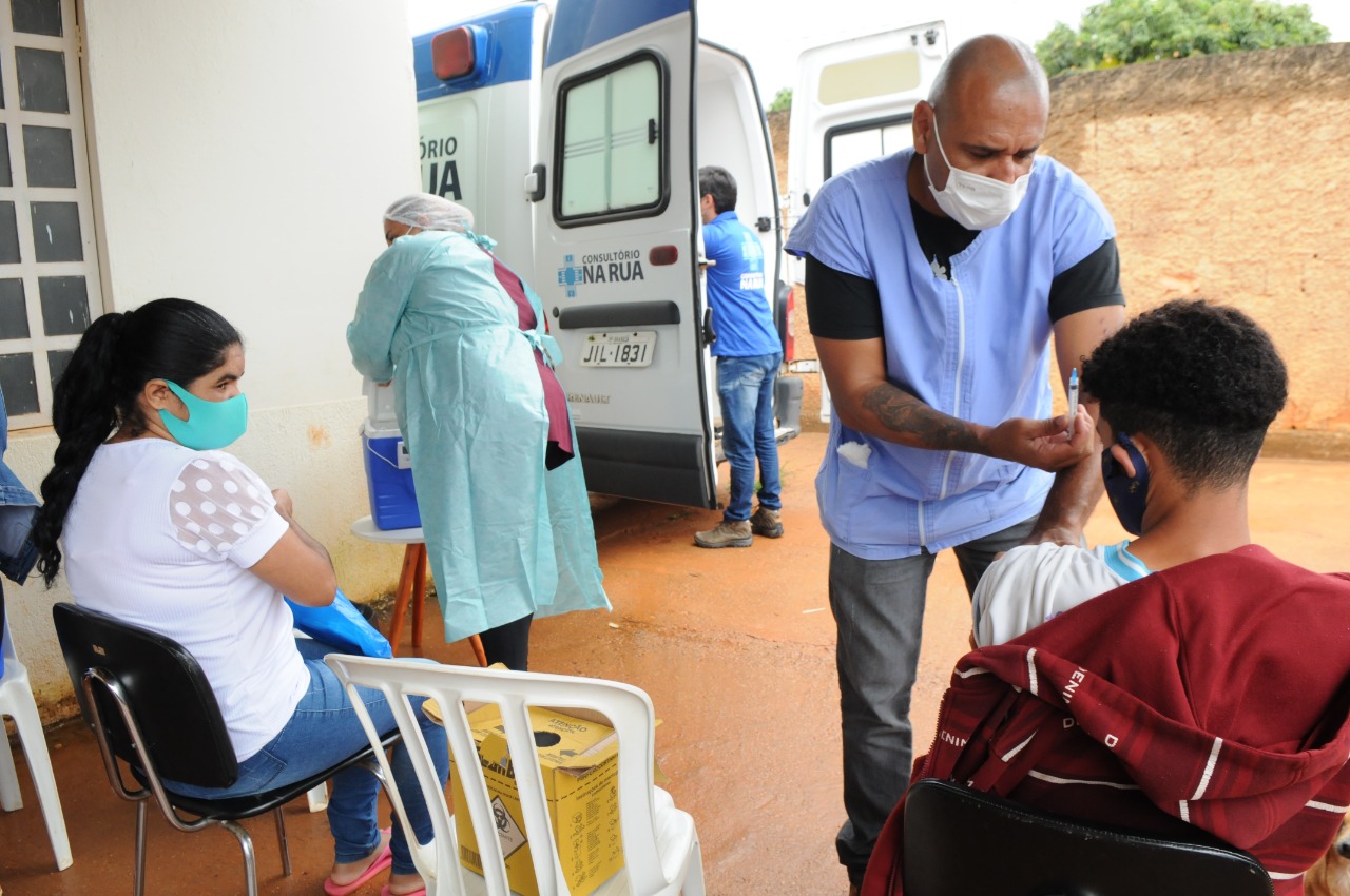 Avisada, população local não perdeu tempo e correu para se imunizar | Foto: Paulo H. Carvalho/Agência Brasília