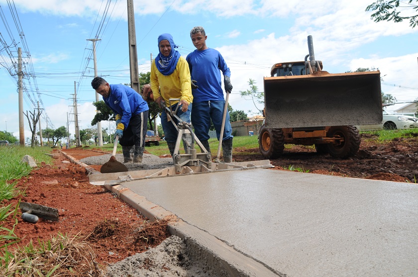 A construção e a reforma de calçadas no Jardim Botânico fazem parte de um pacote de serviços para melhorar a acessibilidade da região | Fotos: Lúcio Bernardo Jr./Agência Brasília