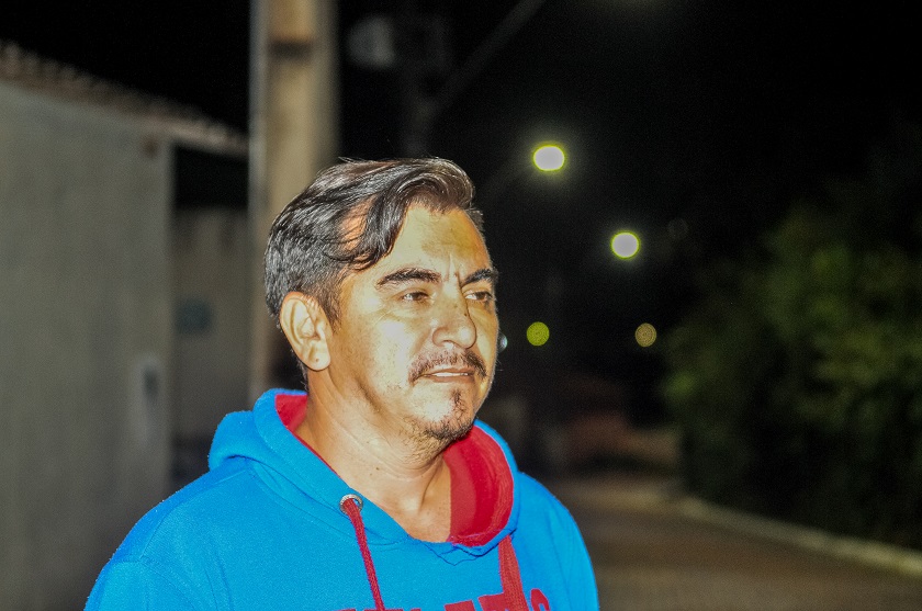 Acostumado a ouvir as reclamações, o líder comunitário João Carlos de Sousa agora testemunha a satisfação da vizinhança com a troca das lâmpadas