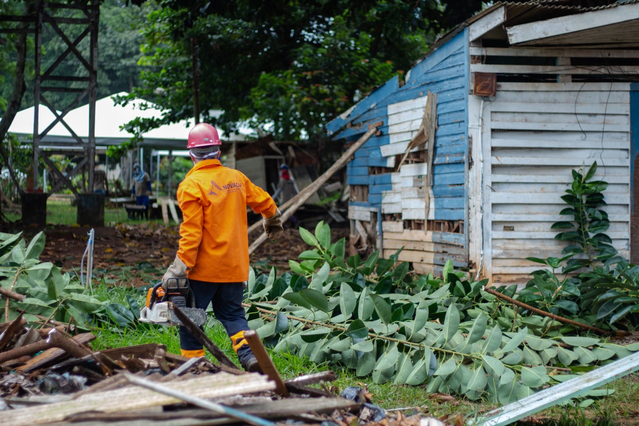 A limpeza foi fundamental para uma avaliação minuciosa dos serviços imediatos nas casas de madeira, algumas com condições precárias em sua estrutura| Foto: Divulgação/Secec