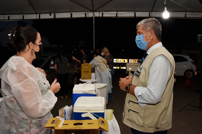 O secretário de Saúde, general Manoel Pafiadache, acompanhou o primeiro dia de vacinação noturna na UBS: “Estamos trabalhando diariamente para aumentar a cobertura vacinal do nosso território” | Foto: Tony Winston/Agência Saúde-DF