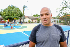 Pessoas jogando basquete em quadra poliesportiva pública na orla 1