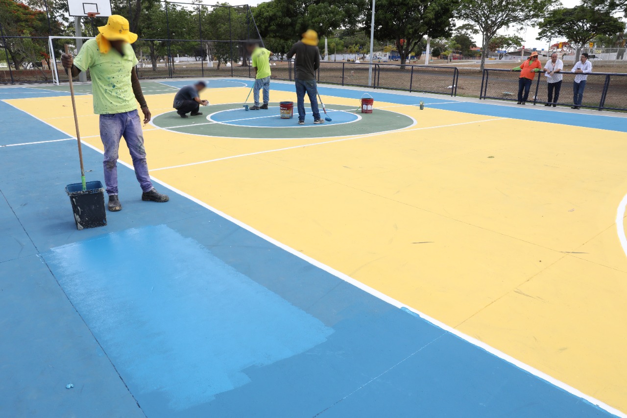 Pessoas jogando basquete em quadra poliesportiva pública na orla 1