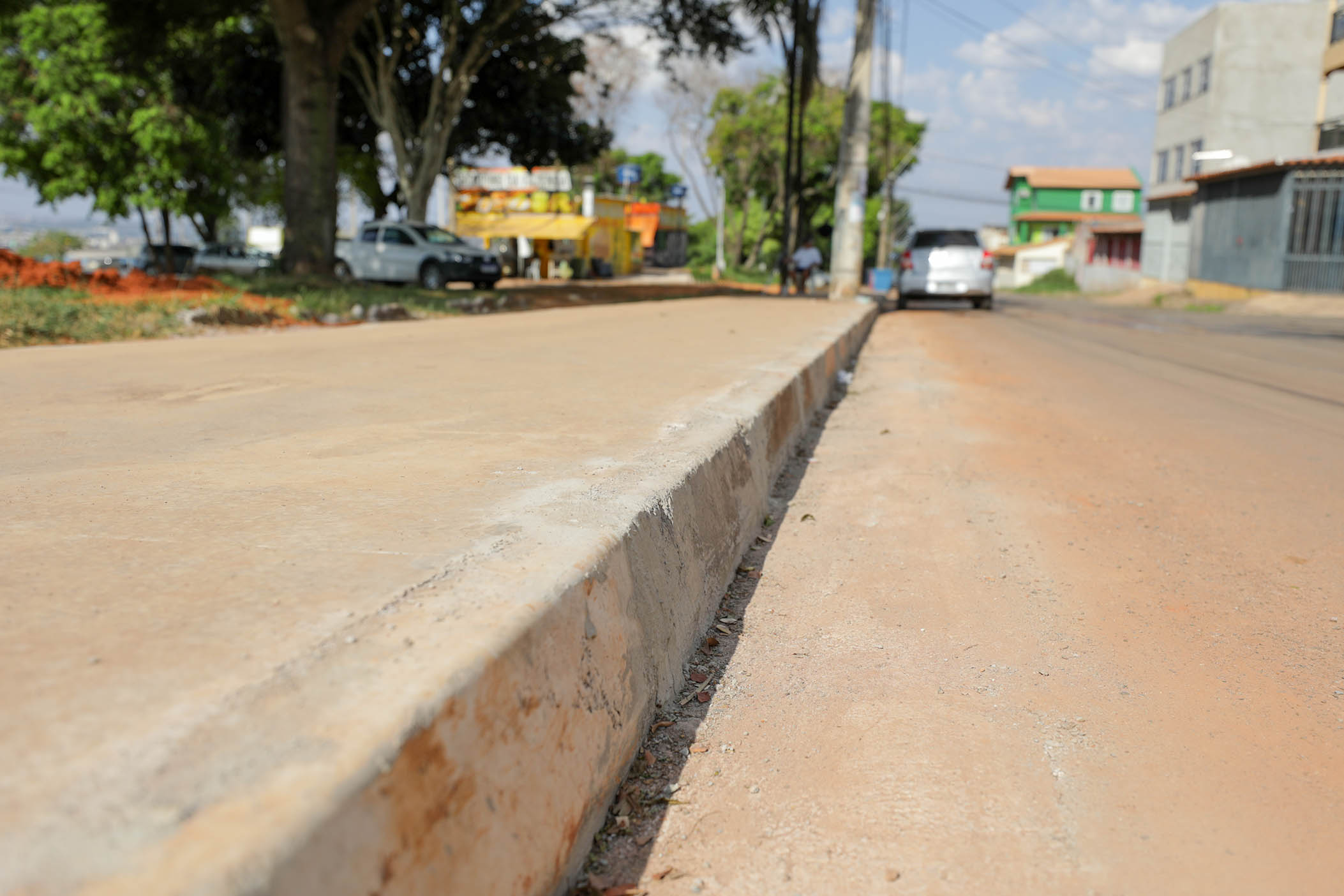 corridas de carros esportivos na estrada de asfalto com cerca azul e sinal  de tráfego de