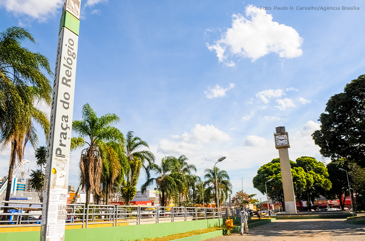 Carro pega fogo minutos após mulher estacionar em praça no centro de Palmas, Tocantins