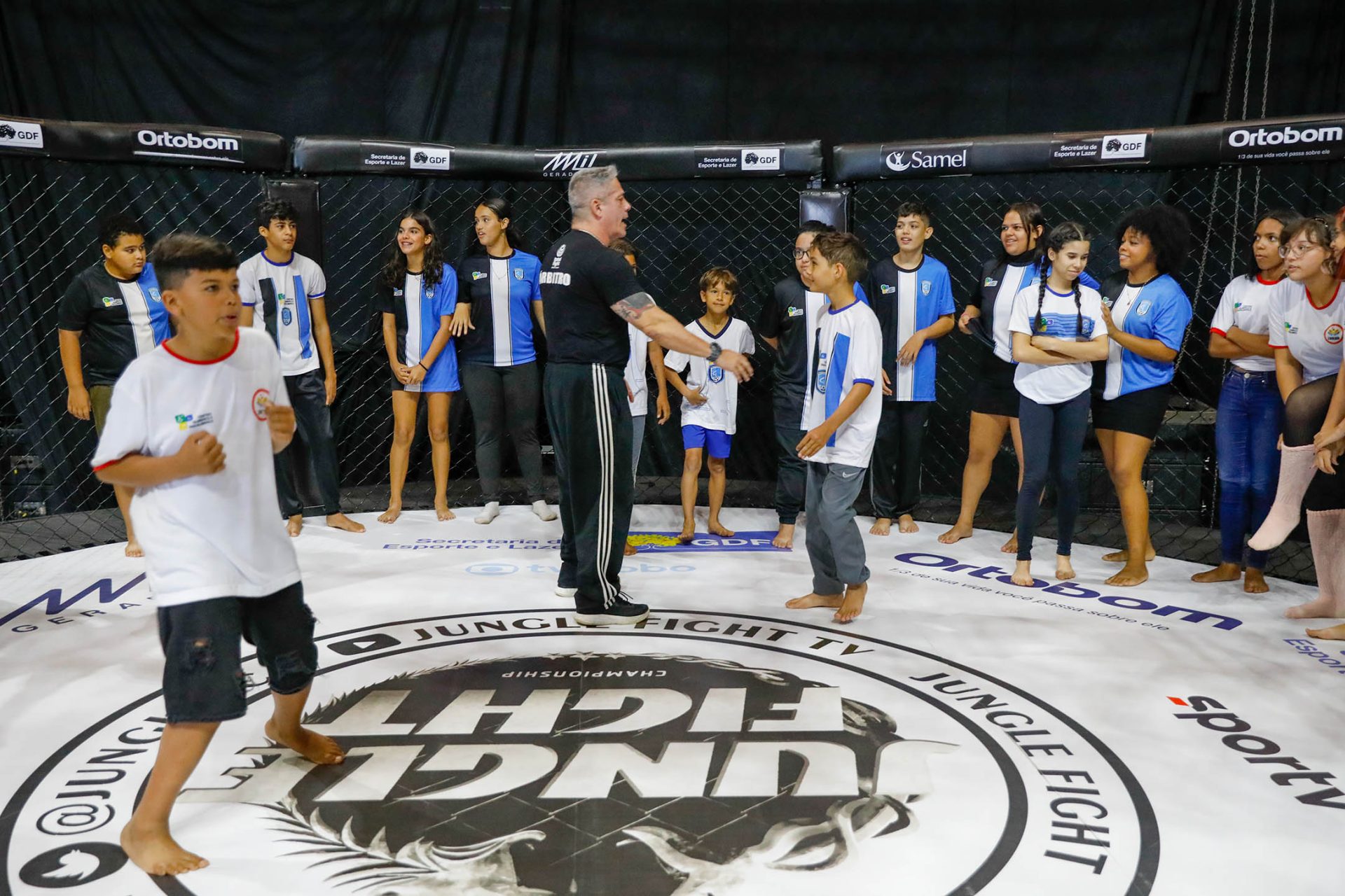 Atletas mirins dos centros olímpicos visitam octógono do Jungle Fight