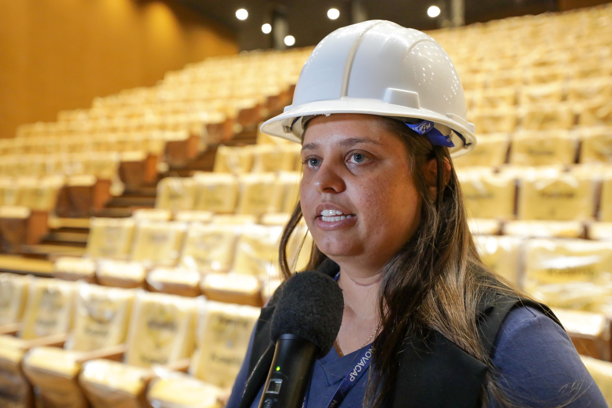 Daiana-Andrade-engenheira-da-Novacap-Foto-Tony-Oliveira-2-scaled Complexidade foi determinante para obra do Teatro Nacional ser dividida em quatro etapas