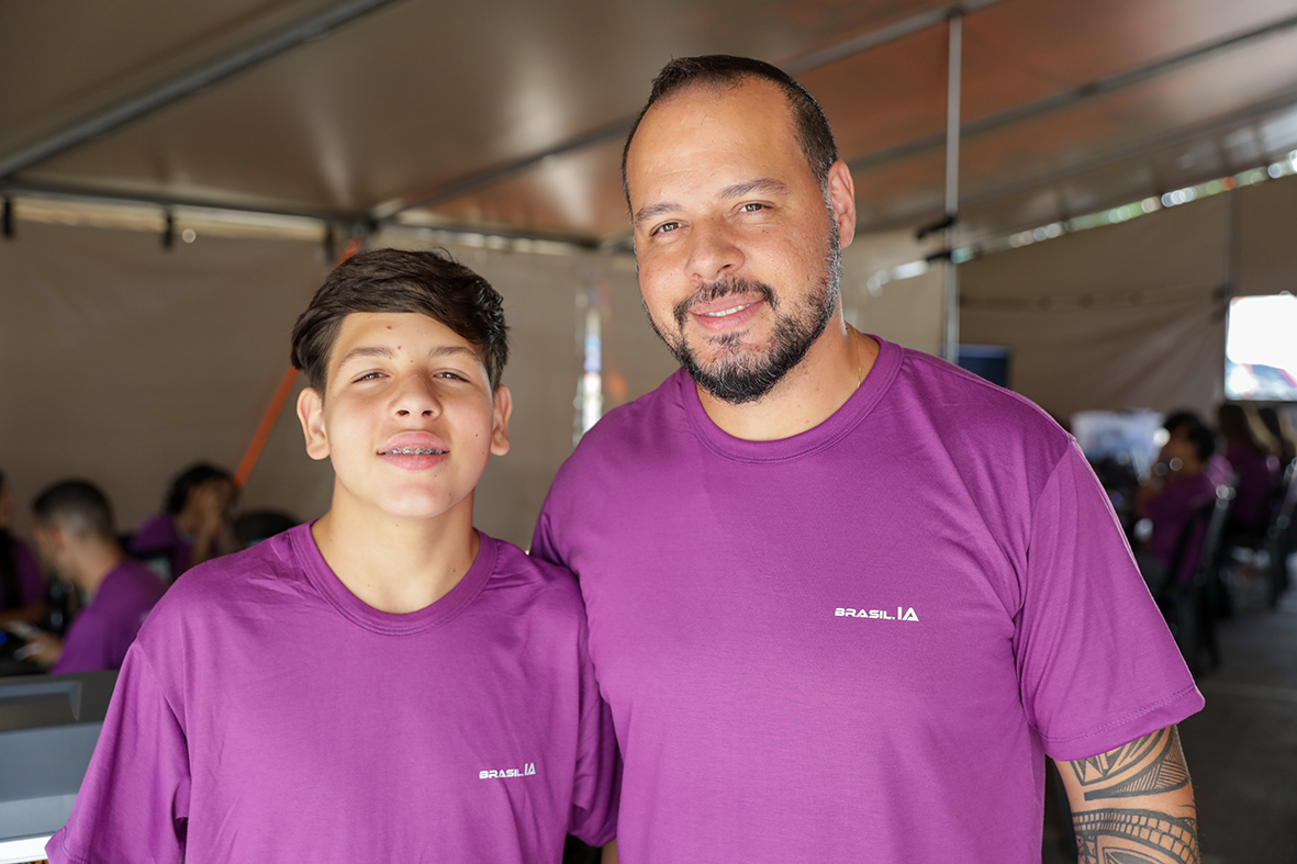 Diego-Magno-e-o-filho Projeto Brasíl.IA: Quatro cidades recebem cursos gratuitos de qualificação profissional na área de tecnologia