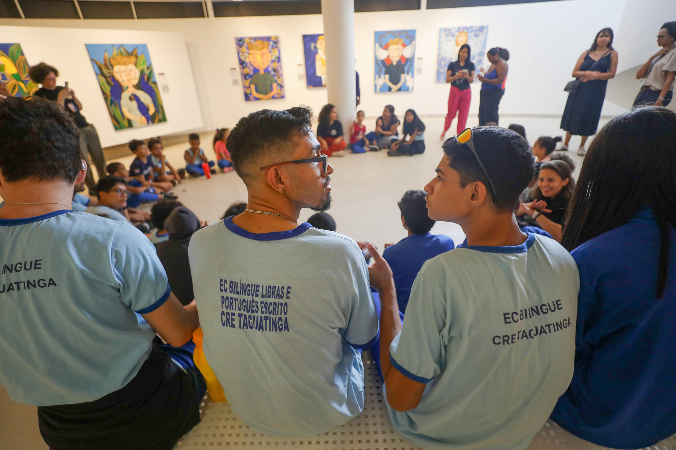 DENTRO-JRO_0679 Estudantes com deficiência auditiva visitam exposição de artista surdo 