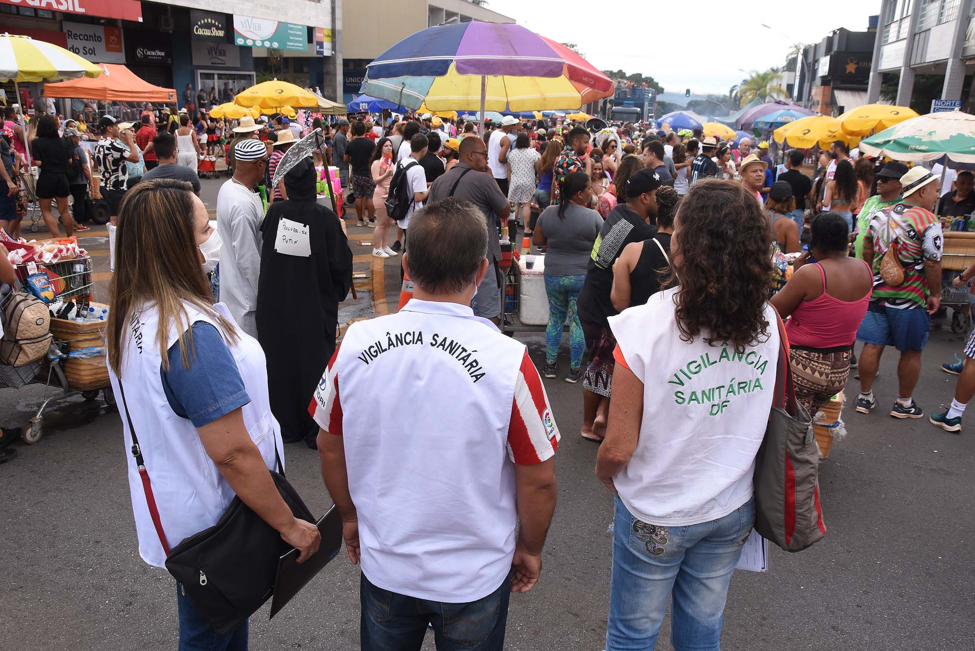 Fiscalizacao-da-Vigilancia-Sanitaria-durante-Carnaval-2023-no-DF.-Foto-Tony-Winston-Agencia-Saude-DF-6 Mais de mil estabelecimentos fiscalizados: Vigilância Sanitária reforça ações no DF