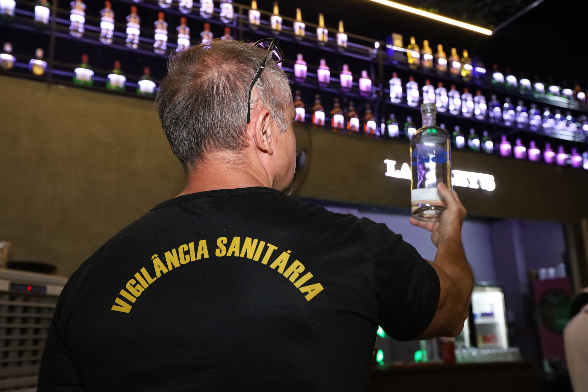 Operação do GDF fiscaliza bares em operação contra bebidas falsificadas