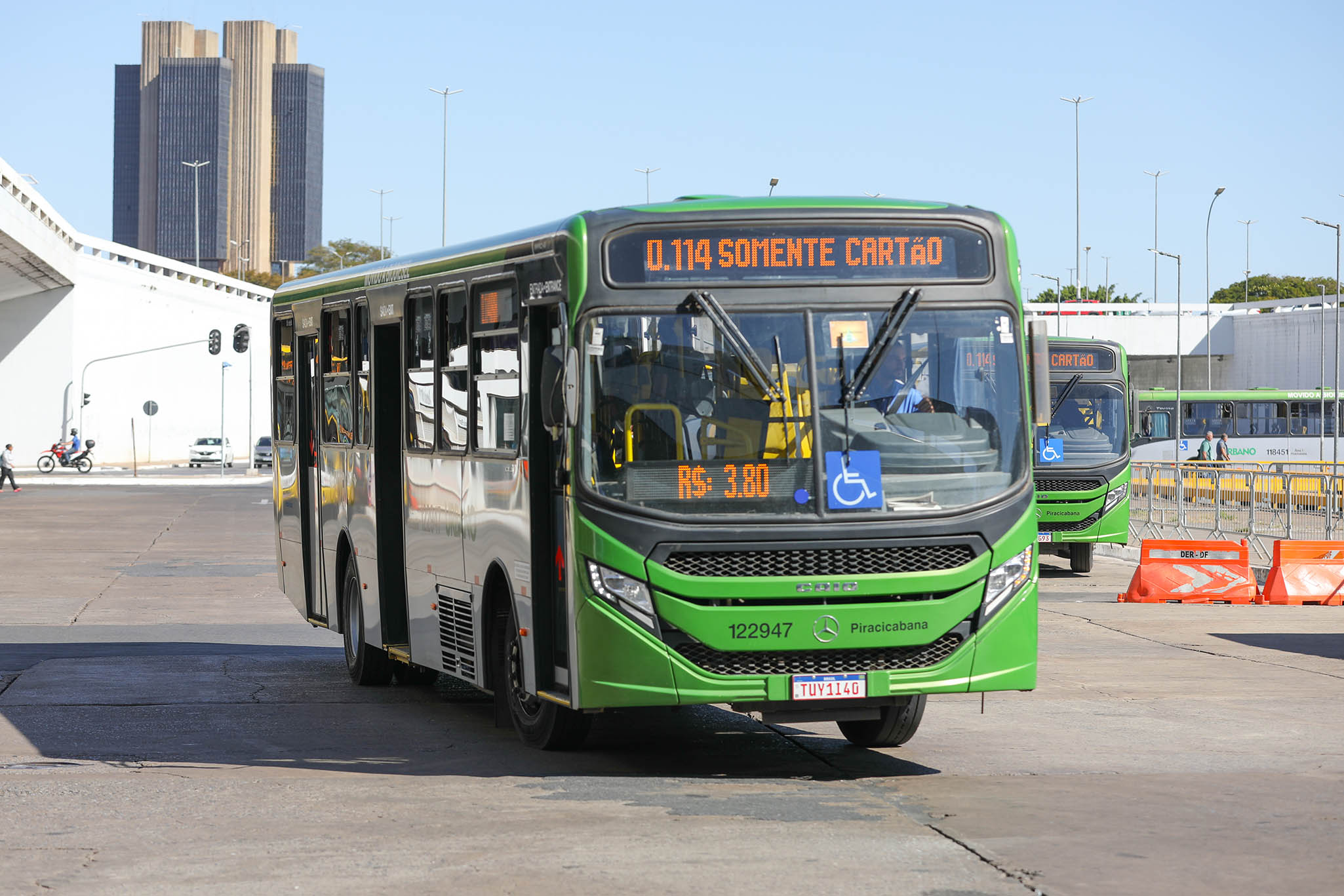 Um ano após modernização, 100% das passagens do transporte público do DF são pagas digitalmente