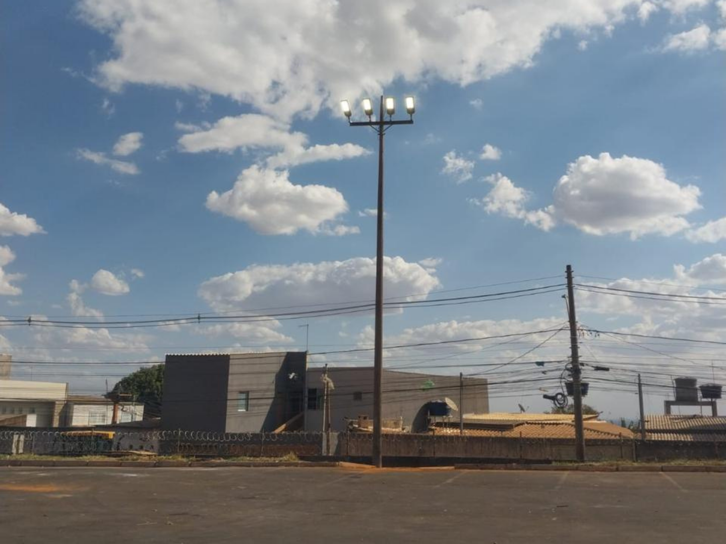 Feira do Produtor e cinco centros esportivos de Ceilândia recebem iluminação nova