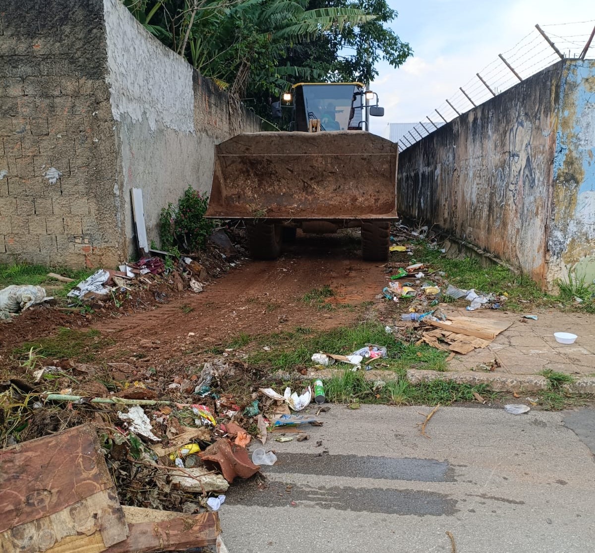 Limpeza de becos reforça combate ao descarte irregular em Ceilândia