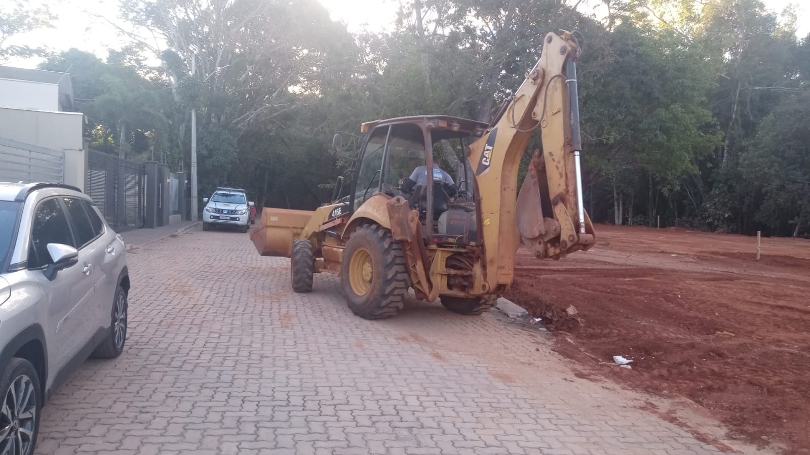 Operação conjunta do GDF apreende máquina que desmatava Área de Proteção Ambiental