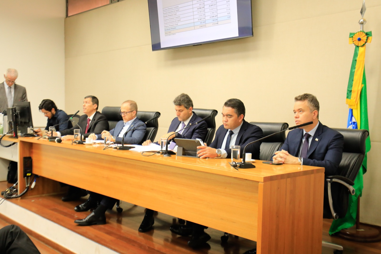 GDF fecha 2025 cumprindo metas fiscais