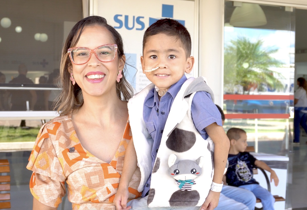 Menino emociona equipe de hospital ao receber alta de cirurgia no abdômen