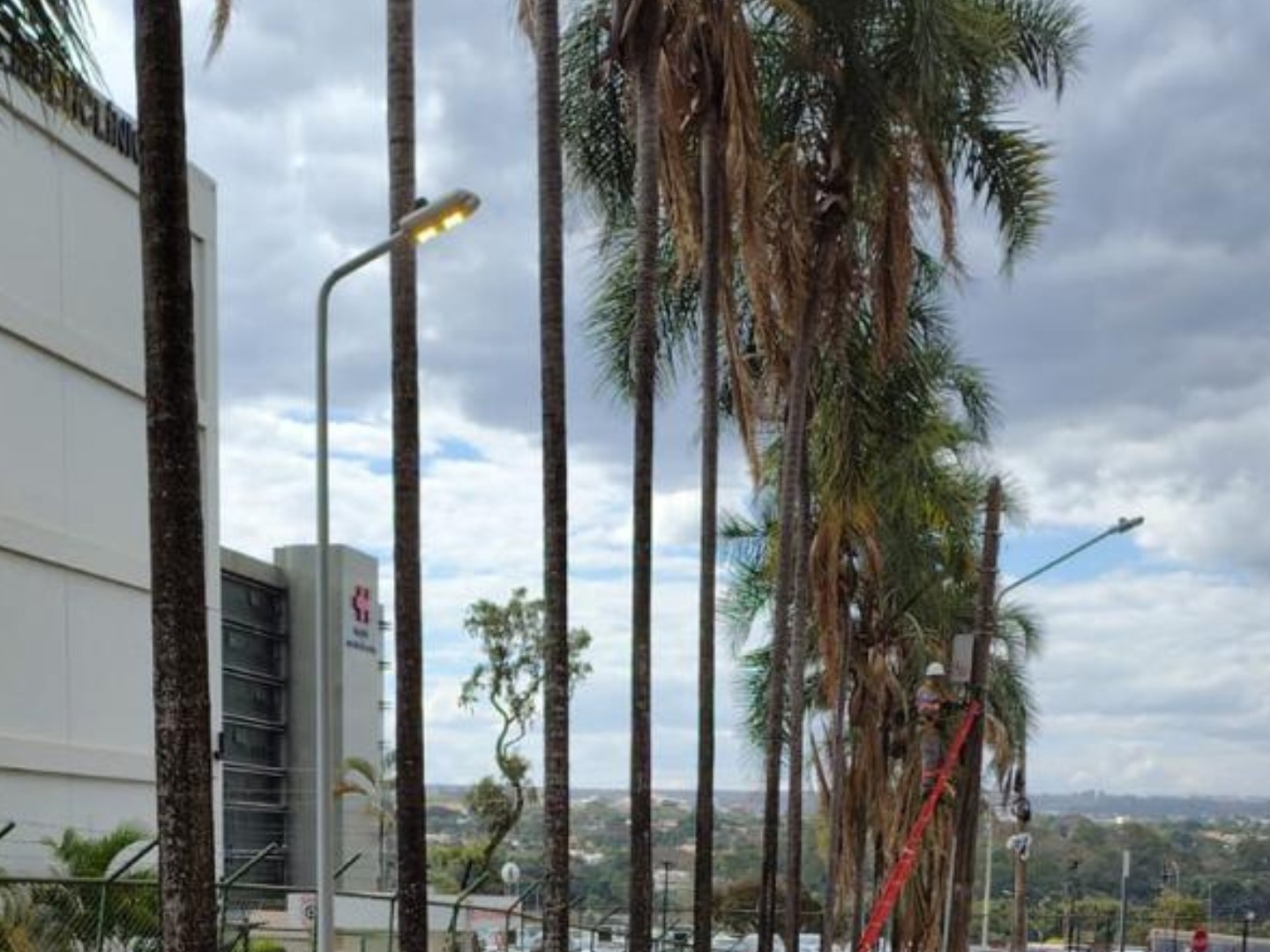 Em ação preventiva, CEB IPes avalia qualidade iluminação pública do Setor Hospitalar Norte